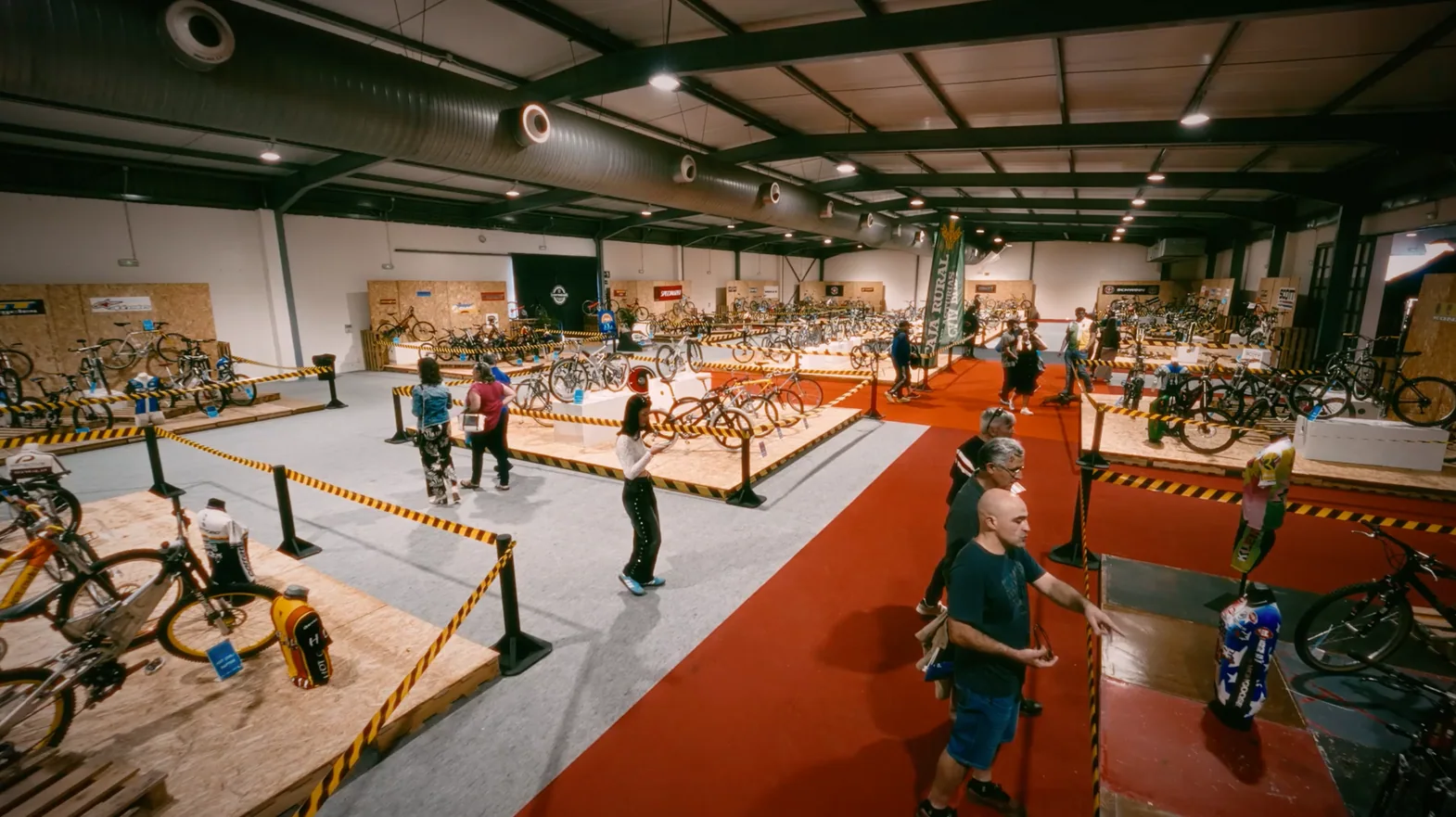 Exposición de bicicletas y visitantes en el recinto ferial