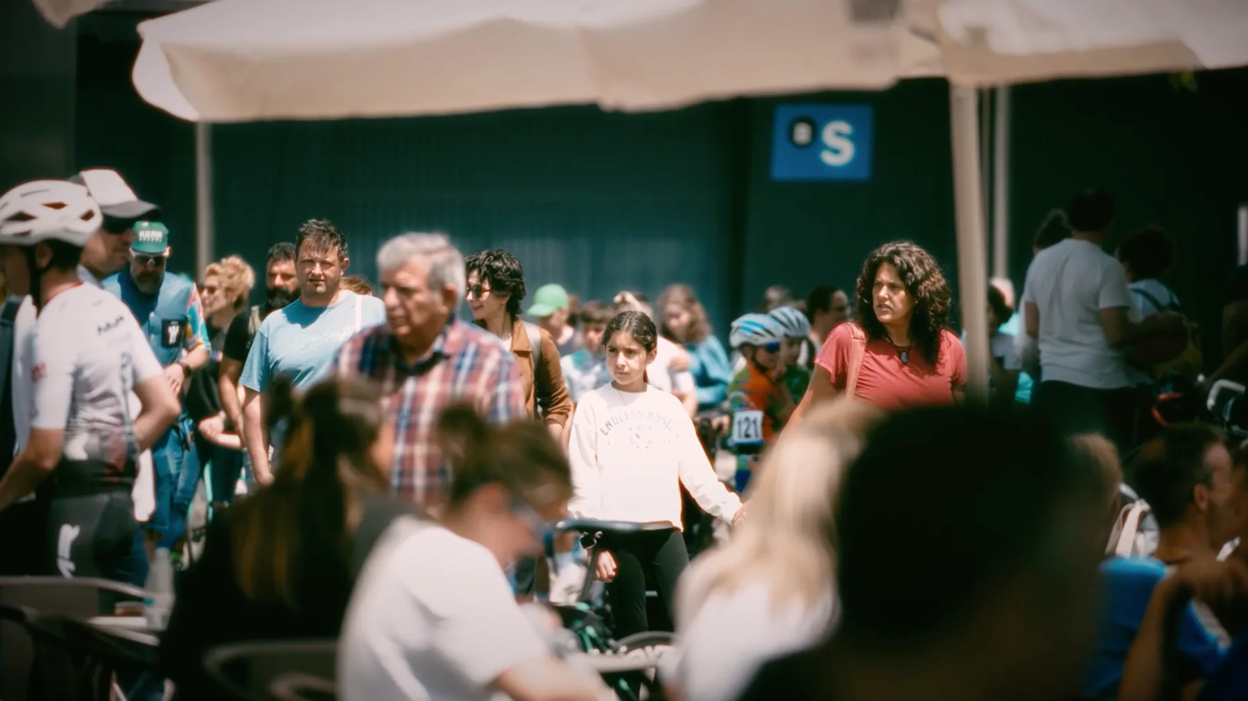 Visitantes disfrutando de la feria de ciclismo Asturias Bike Weekend