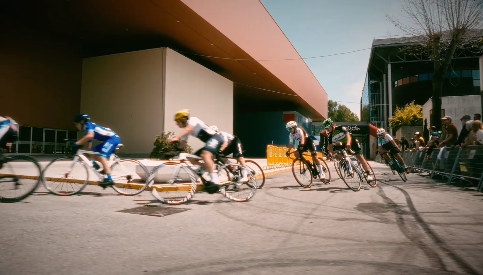 Competición de ciclismo infantil en el recinto ferial