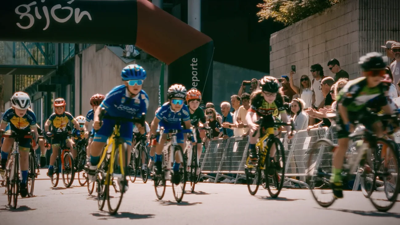 Ciclistas participando en una actividad de Asturias Bike Weekend